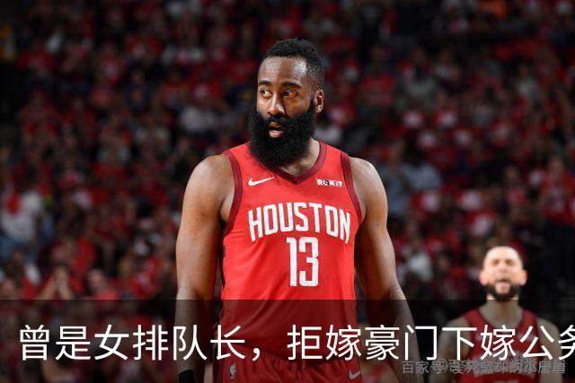 曾是女排队长，拒嫁豪门下嫁公务员，如今满脸皱纹，老到认不出